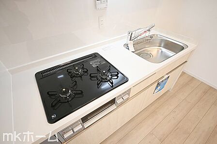 使い勝手の良いシステムキッチンを採用!作業スペースも広めにとられておりご家族でお料理が楽しめます!