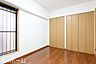 寝室：居室に大型のクローゼットを設置！豊富な収納があることで広い居住スペースを確保することができます！