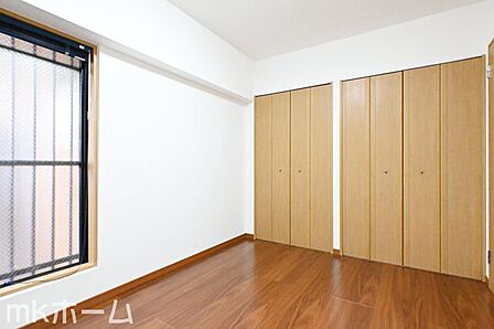 居室に大型のクローゼットを設置!豊富な収納があることで広い居住スペースを確保することができます!
