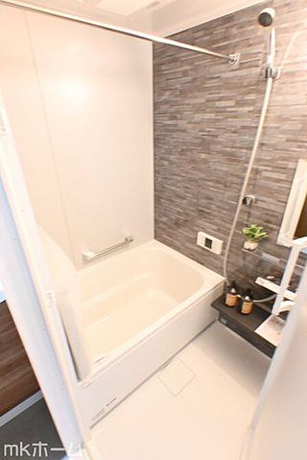 足を延ばし入浴できる大きな浴槽は一日の疲れを癒してくれる空間です!癒しのひと時をお過ごしください!