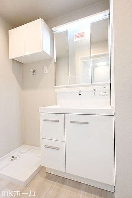 三面鏡が付いた洗面化粧台は収納も豊富!散らかりがちな洗面スペースの小物は全て鏡の裏に収納可能です!
