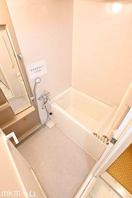 足を延ばし入浴できる大きな浴槽は一日の疲れを癒してくれる空間です!癒しのひと時をお過ごしください!