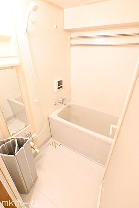 足を延ばし入浴できる大きな浴槽は一日の疲れを癒してくれる空間です!癒しのひと時をお過ごしください!