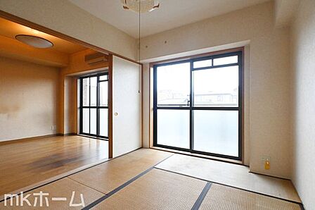 リビング横の和室は多目的に利用可能な空間です!お子様の遊び場、また客間として多彩にご利用頂けます!