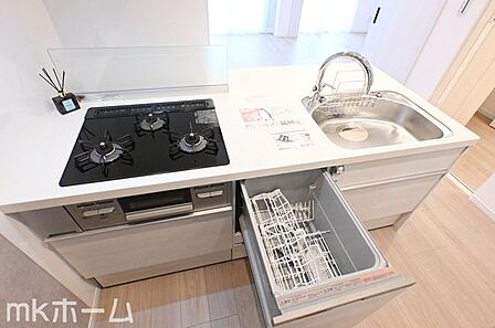 食洗機付きのシステムキッチンは収納も豊富！散らかりがちなキッチンも大容量の収納でスッキリ片付きます！