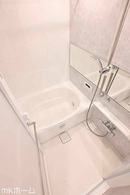 足を延ばし入浴できる大きな浴槽は一日の疲れを癒してくれる空間です！癒しのひと時をお過ごしください！