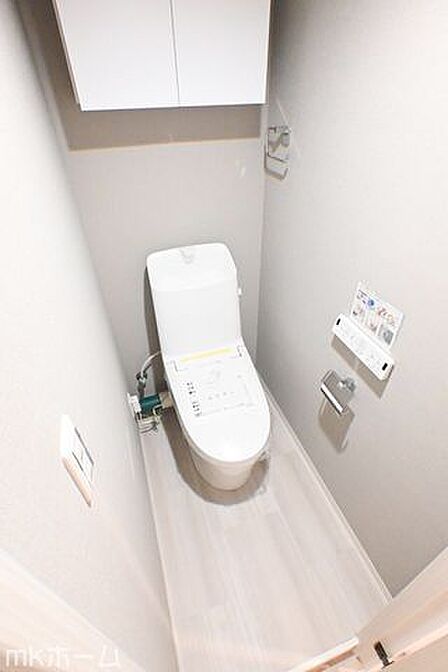 温水洗浄便座付きのトイレです！設備は新品に交換済みですので気持ちよくお住まい頂けます！