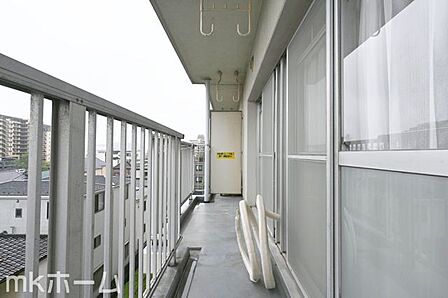 バルコニーは陽当たりとともに風通しも良く洗濯物もよく乾きます！