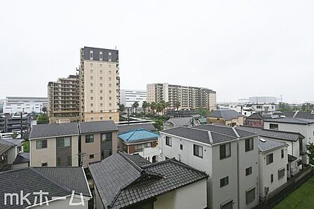 抜けるような眺望はマンションならではですね！5階のお部屋ですので陽当たりも良好です！