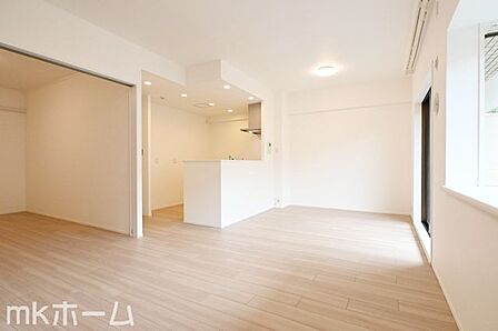 光あふれる開放的なリビングは自然と家族が集まる空間!家族団らんの時間を優しく見守るお住まいです!