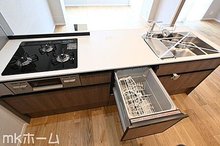 食洗機付きのシステムキッチンは収納も豊富!散らかりがちなキッチンも大容量の収納でスッキリ片付きます!