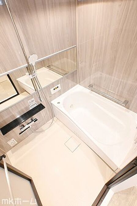 足を延ばし入浴できる大きな浴槽は一日の疲れを癒してくれる空間です!癒しのひと時をお過ごしください!