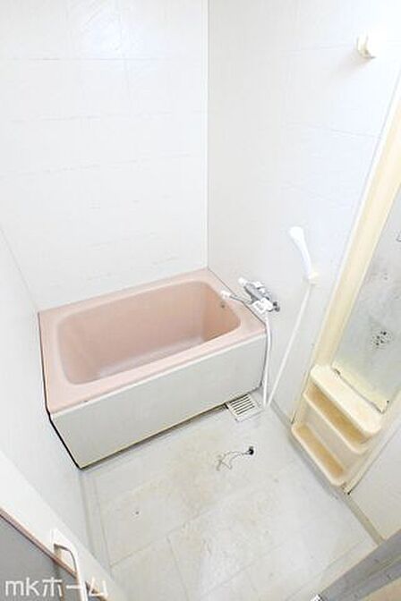 足を延ばし入浴できる大きな浴槽は一日の疲れを癒してくれる空間です！癒しのひと時をお過ごしください！