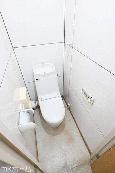 温水洗浄便座付きのトイレです！設備は新品に交換済みですので気持ちよくお住まい頂けます！