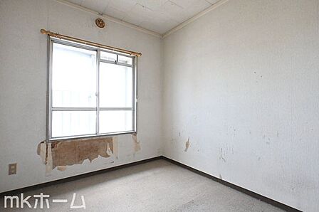 シンプルな洋室はおしゃれで居心地の良い空間です！室内は柔らかい陽の光が差し込みます！