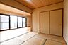 室内：リビング横の和室はフレキシブル使えます！大きなリビングとして、またプライベート空間としても対応可能！