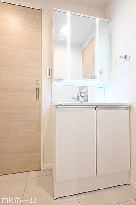 大きな鏡と洗面台が付いた洗面化粧台は収納も豊富!買い置きした日用品などまとめて収納する事が出来ます!
