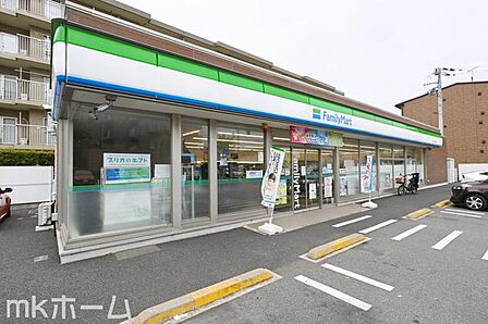 ファミリーマート稲毛小中台町店 徒歩17分。 1360m