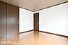 寝室：居室に大型のクローゼットを設置！豊富な収納があることで広い居住スペースを確保することができます！