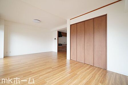 多くの時間を過ごす空間だからこそ採光にはこだわりたいですね！光を感じることが出来るリビング空間です！