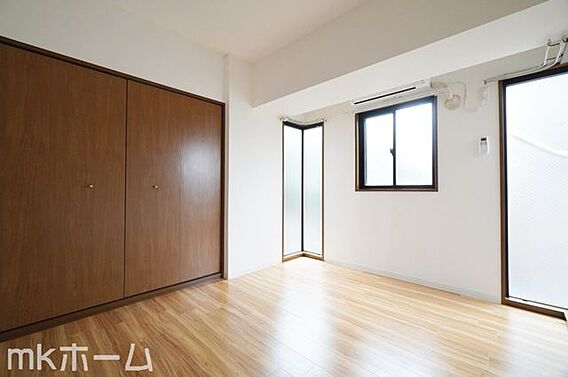 洋室には収納も...