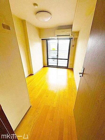 清潔感あるシンプルな洋室はクールでおしゃれな雰囲気を演出します！窓から優しい太陽の光が差し込みます！