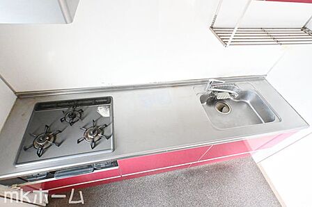 使い勝手の良いシステムキッチンを採用！作業スペースも広めにとられておりご家族でお料理が楽しめます！