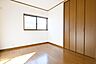 寝室：各居室に大型のクローゼットを設置！豊富な収納があることで広い居住スペースを確保することができます！