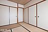 室内：リビング横の和室は多目的に利用可能な空間です！お子様の遊び場、また客間として多彩にご利用頂けます！