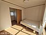 室内：シンプルな洋室はおしゃれで居心地の良い空間です！柔らかい陽の光が差し込みます！