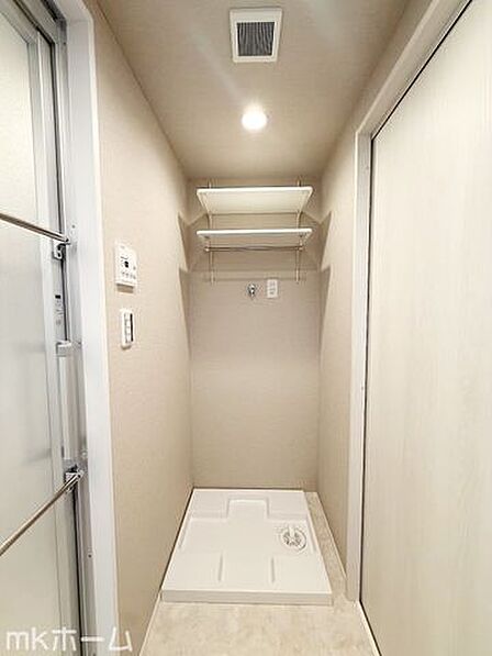 独立ランドリースペース。可動棚付きで洗剤やタオルも収納でき、家事動線がすっきりします。