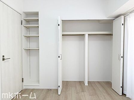 可動棚付きクローゼットで、衣類や小物を用途に合わせて整理できます。