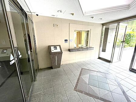 オートロック付きのエントランスです。外部の人が物件内に入りにくく、不審者の侵入を防ぎます。