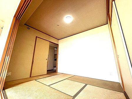 来客時・お子様のお昼寝など、様々なシーンで利用できます。畳の温かみはフローリングにはない良さです◎