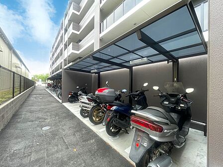 バイク置き場があり、日々の移動や趣味をより快適にサポートします!