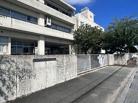 二日市東小学校まで 1500m 徒歩約19分●教育目標「確かな学力と豊かな心をもって、地域と生きるたくましい子どもの育成」