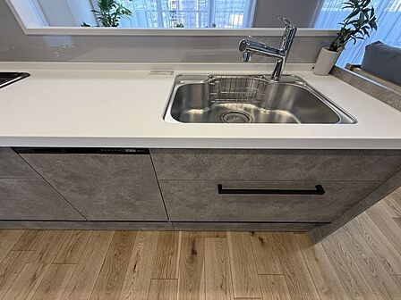 大きなお鍋も洗える大きなシンク!人造大理石の天板はお掃除楽々です