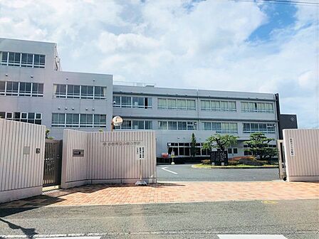 小牧小学校まで 993m 徒歩約13分●【教育目標】健康に留意しながら、「明るく元気な子」「心豊かで思いやりのある子」「深く考え進んで学習する子」を目指します。