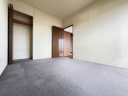 各洋室には収納があるのでお部屋を広く使うことができます♪