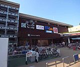 イオン 京都西店まで259m 地元の人に親しまれた京都ファミリー。葛野大路四条の東にあり