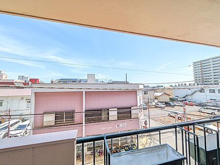 バルコニー側は裏通りにつき落ち着いた環境です