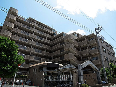 総タイル張りで落ち着いた雰囲気の外観です?