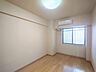 室内：ナチュラルな色合いのフローリングや建具を使用しています