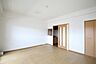 リビング/ダイニング：※同建物・別部屋の写真です