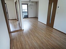 アゼリア土井　A棟 202 2階2LDKのリビング/ダイニング