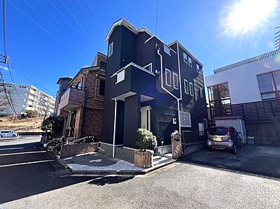 外観：北西角地。人気のリフォーム物件。都会の喧騒を忘れるような、閑静な住宅地。緑の多い、穏やかな一種低層住居専用地域。ぜひご見学ください！現地(2024.2.7撮影）