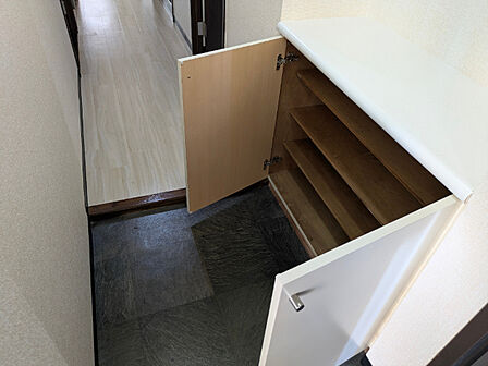 玄関横に靴棚があります
