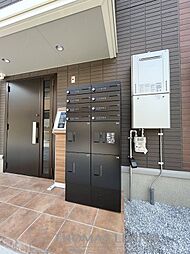 不在時でも安心して受け取れる宅配ボックス付きです。