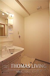 シャワー付きの独立洗面台です。