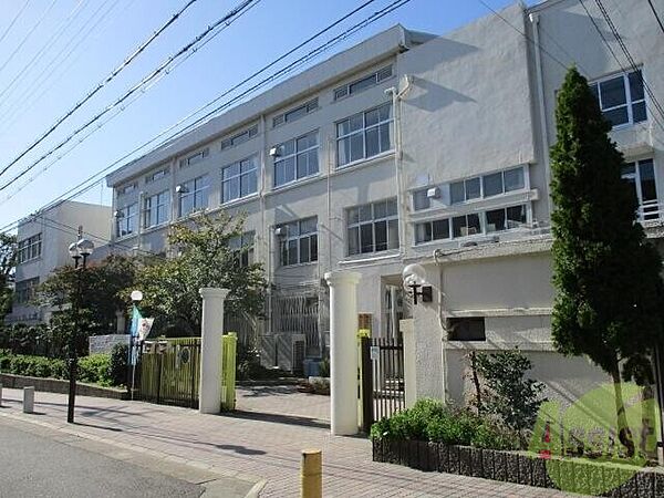 画像28:神戸市立湊川中学校 585m